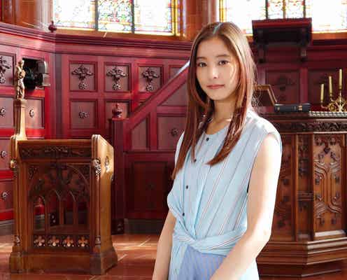 新木優子、清楚なドレスアップ姿が「女神」と話題 山崎賢人への“バックハグ”も予告<トドメの接吻>