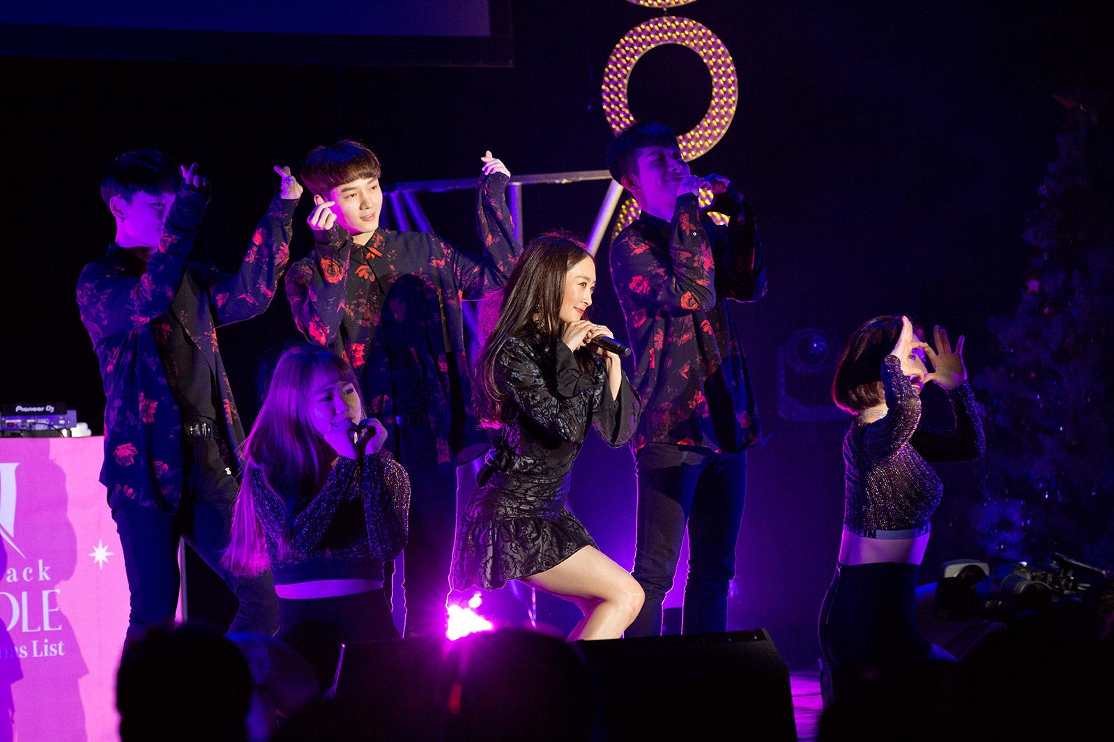 元KARAニコル、美脚際立つSEXYミニスカ姿　2年ぶりファンミで「来年からいっぱい活動して…」