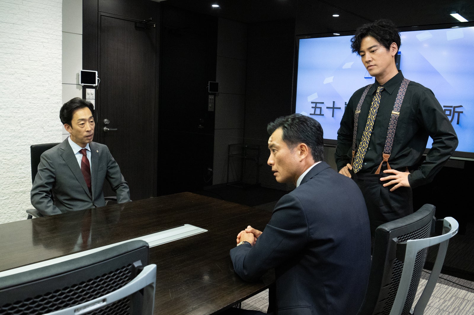 北村有起哉、西村元貴、桐谷健太「ケイジとケンジ、時々ハンジ。」第8話より（C）テレビ朝日