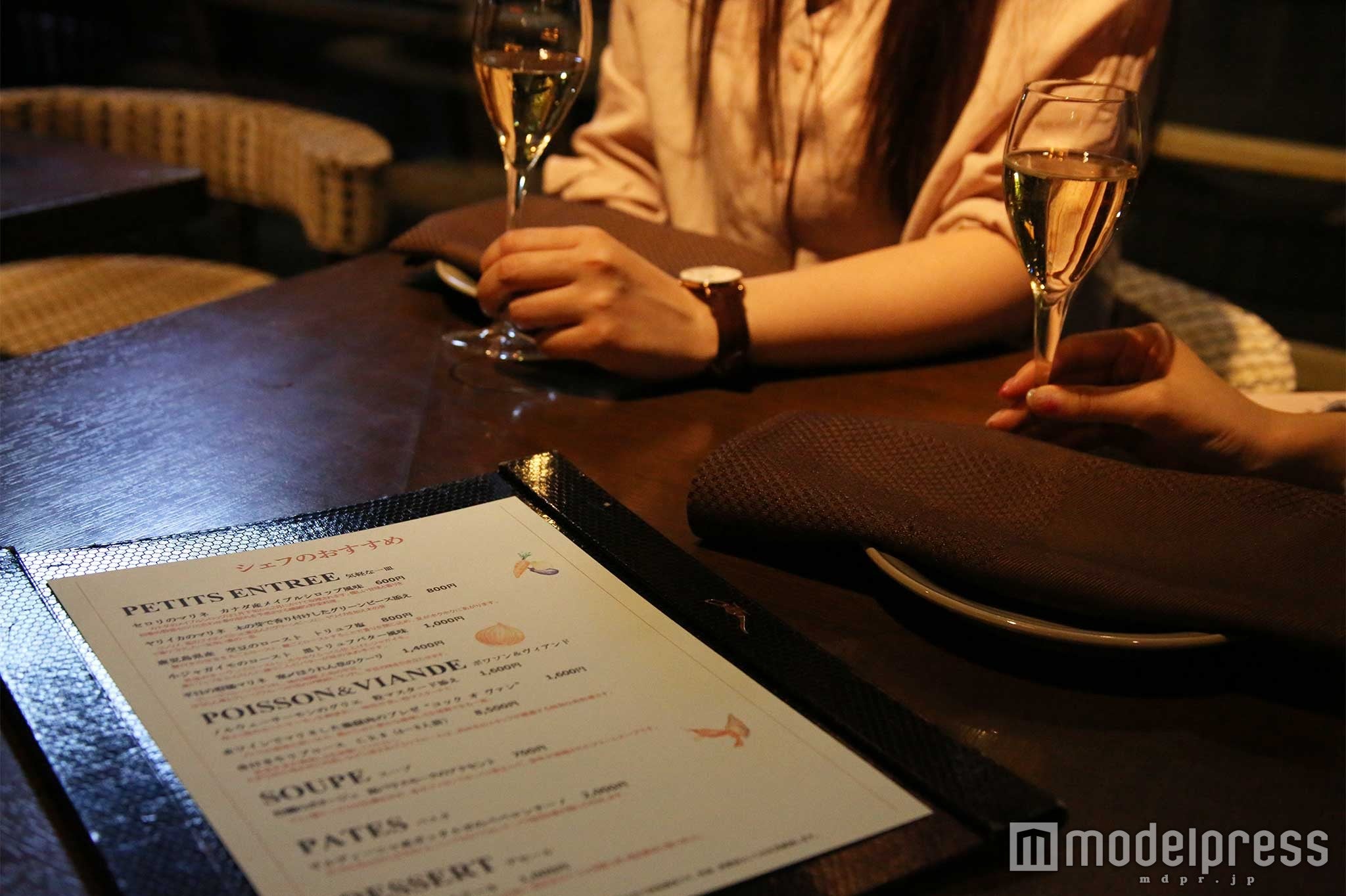 どんな料理が来るのか楽しみ…（C）モデルプレス