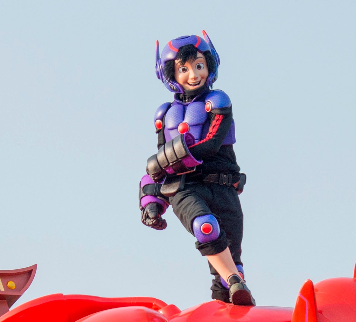 パレード初登場のヒロ！ヒロが乗っているのは…相棒？ （C）Disney