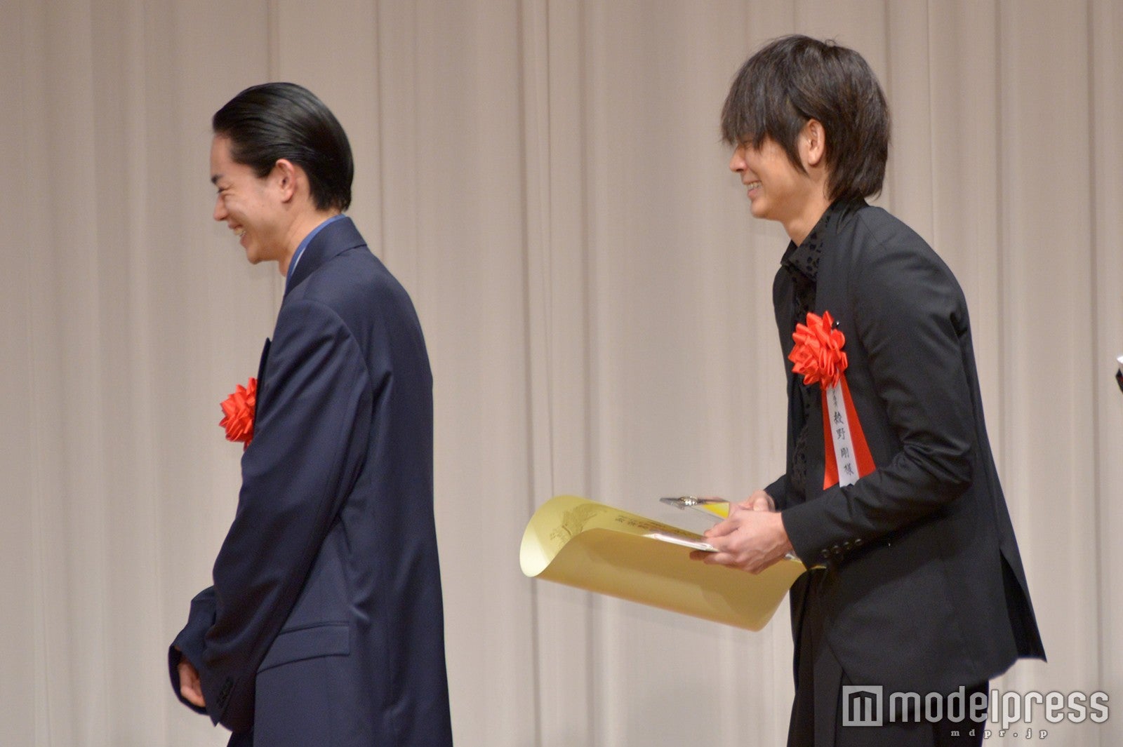 たけしの表彰に思わず笑う菅田将暉＆綾野剛（C）モデルプレス