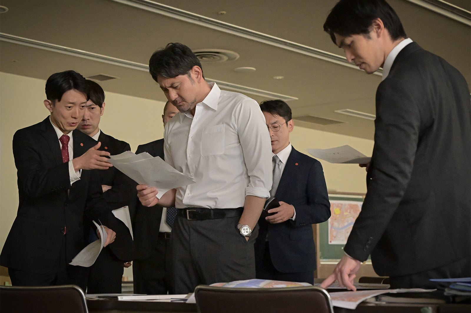 （中央）藤本隆宏「クジャクのダンス、誰が見た？」第4話（C）TBS