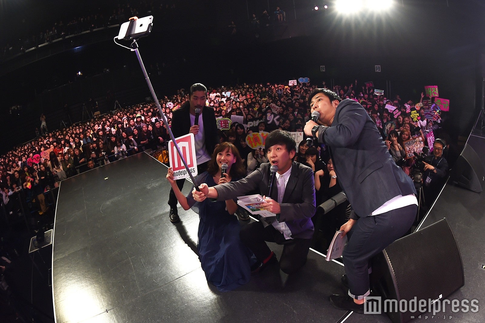 藤本美貴＆パンサーが観客と自撮り（C）モデルプレス