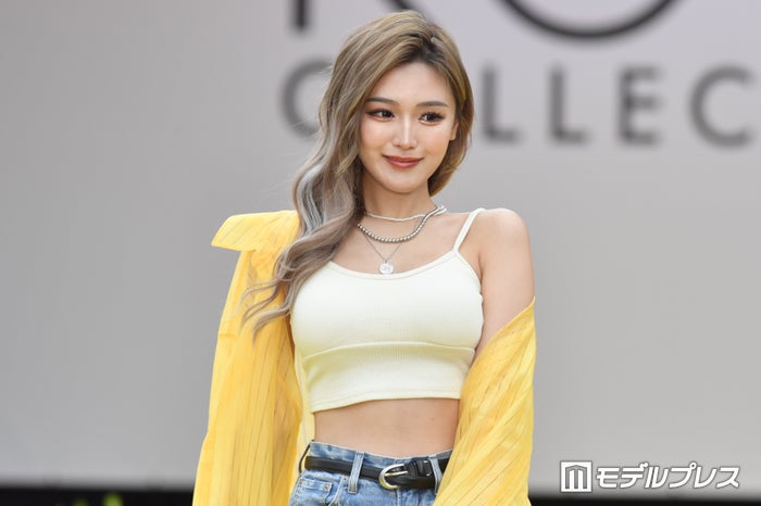 「nuts」せいせい、美谷間くっきりビキニ姿＆実母公開「ママめっちゃ若い」「美人親子」の声