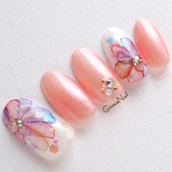 乙女心をくすぐるデザイン。たらしこみネイルで指先に花を咲かせちゃお♡