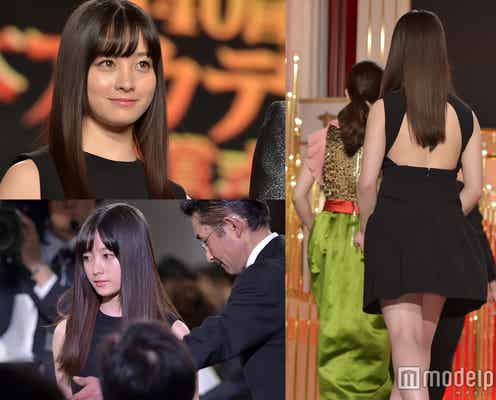 橋本環奈の美背中に釘付け!大胆デザインの黒ドレスで大人SEXYに