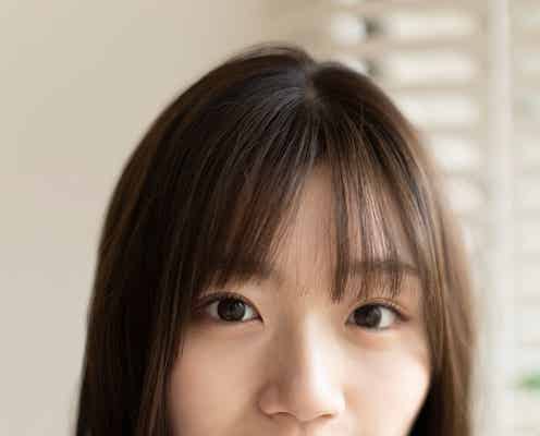 日向坂46佐々木美玲、最強の笑顔披露 輝く素肌も