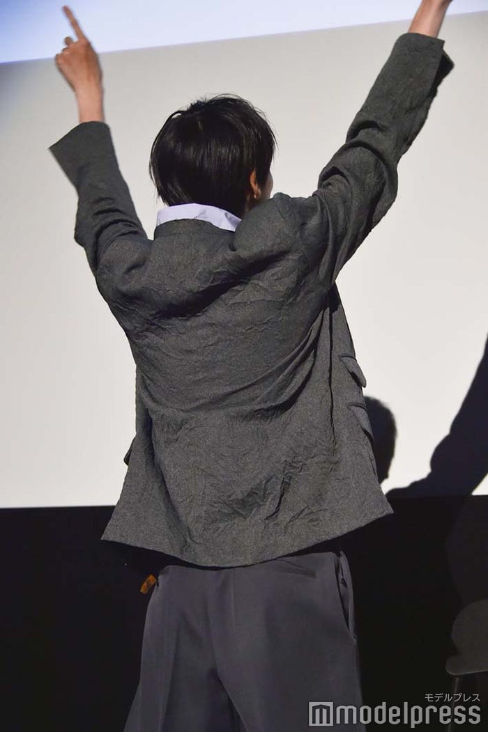 映画化決定をジェスチャーで表現する萩原利久 (C)モデルプレス