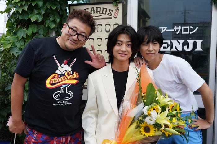 (左から)福田雄一監督、伊藤健太郎、賀来賢人(C)日本テレビ