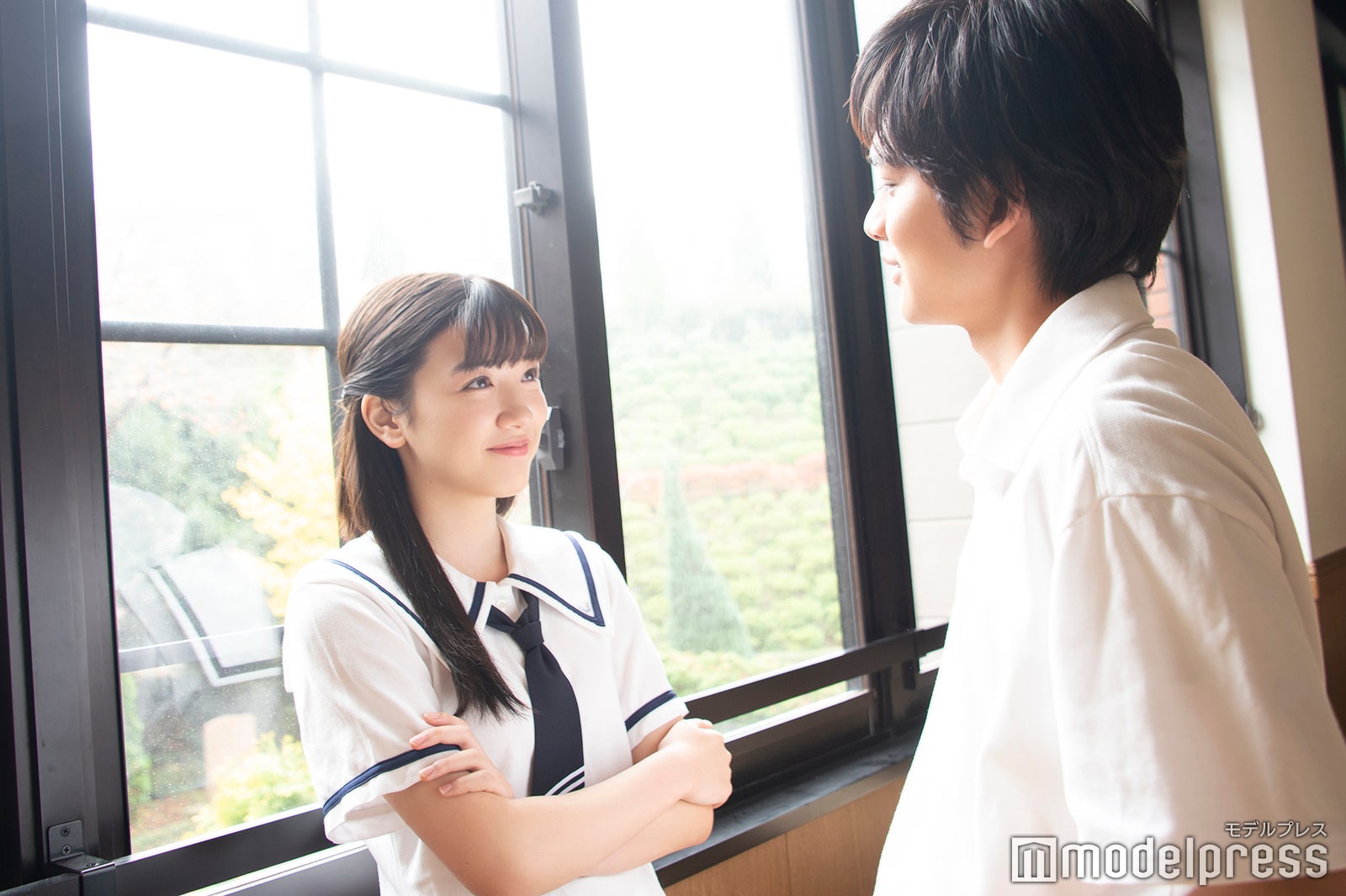 同じ目線で語り合う永野芽郁（左）と北村匠海（右）（C）モデルプレス