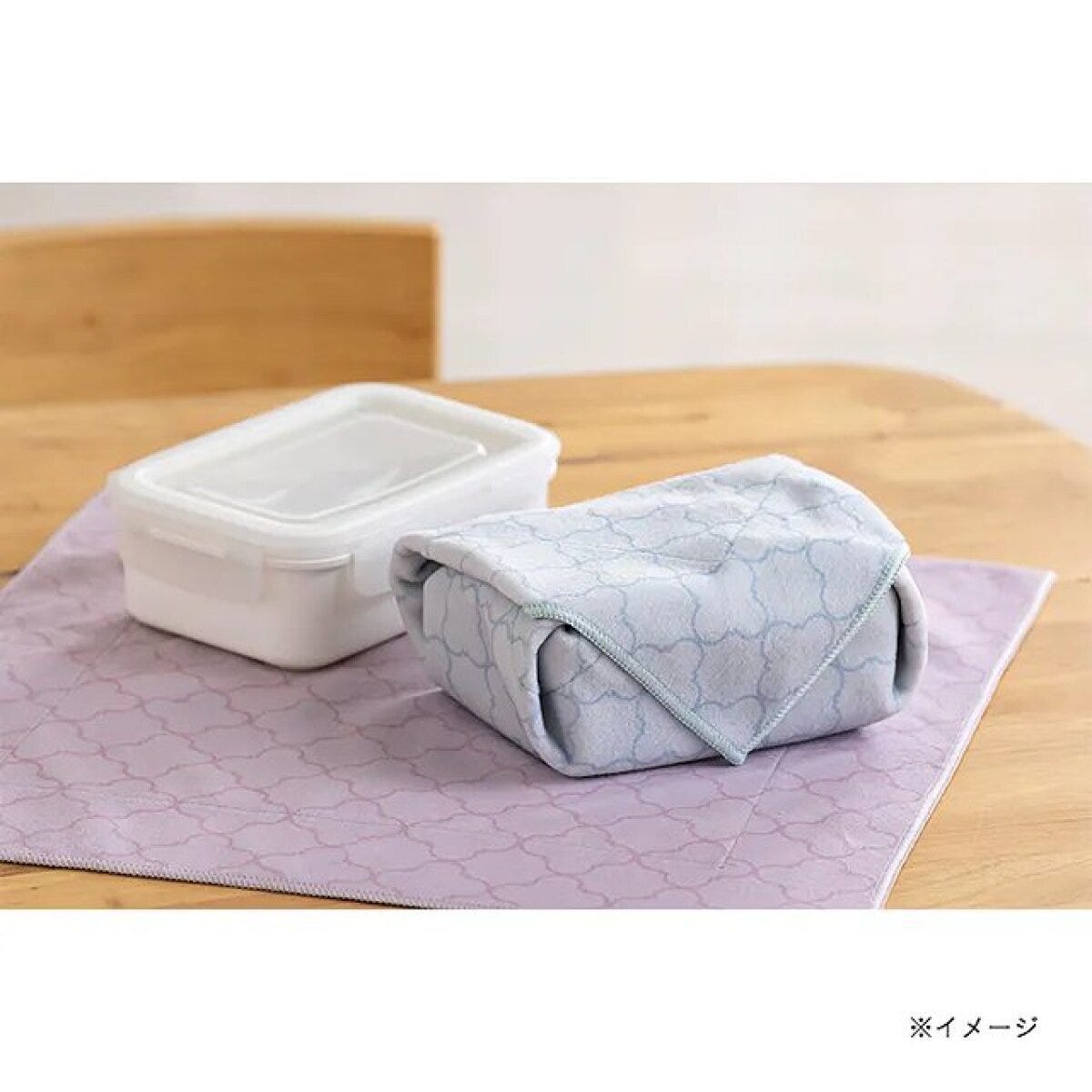 木のテーブルに置かれた保冷クロスと白い弁当箱