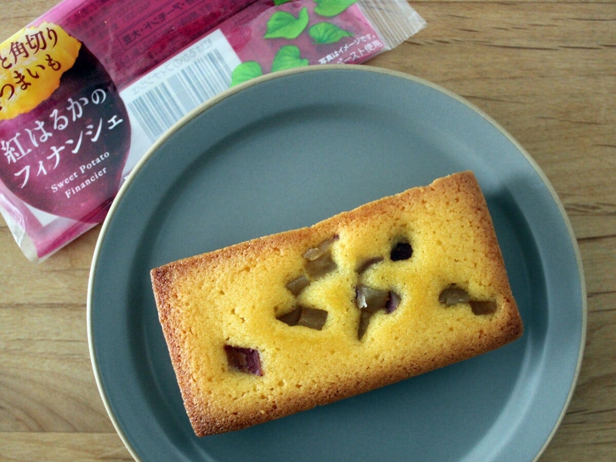 焼き芋ペーストを加えた生地は、ほんのり黄金色