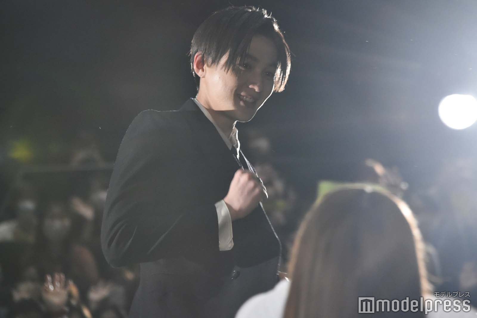 会場を駆け回ってファンサービスする八木勇征（C）モデルプレス