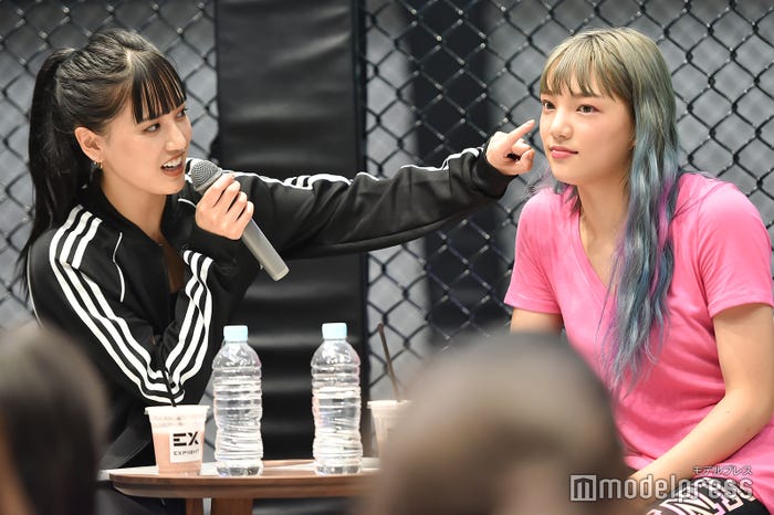 須田アンナの顔を借りて自身のメイクについて紹介する藤井夏恋 (C)モデルプレス