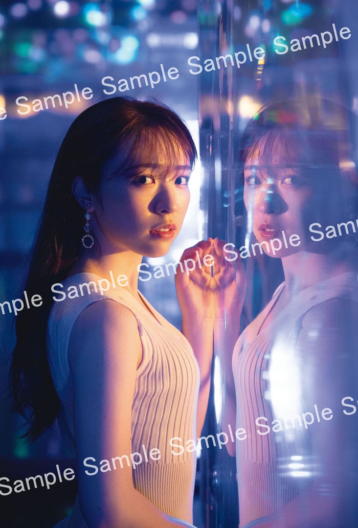 渡辺みり愛1st写真集「消極的な華やかさ」セブンネット通常表紙バージョン限定ポストカード/(撮影:彦坂栄治)