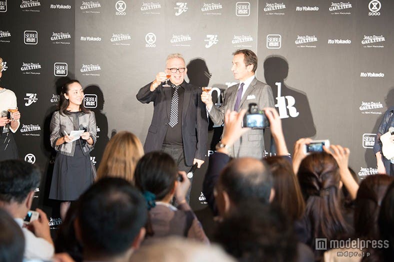 ジャンポール・ゴルチエ氏(中央左)