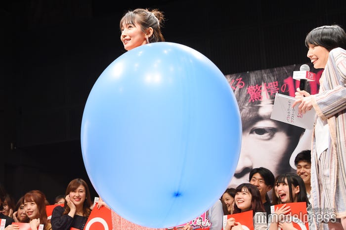 バルーンを持つ吉岡里帆、隣の玉森裕太は破裂するまで持ち続け…(C)モデルプレス