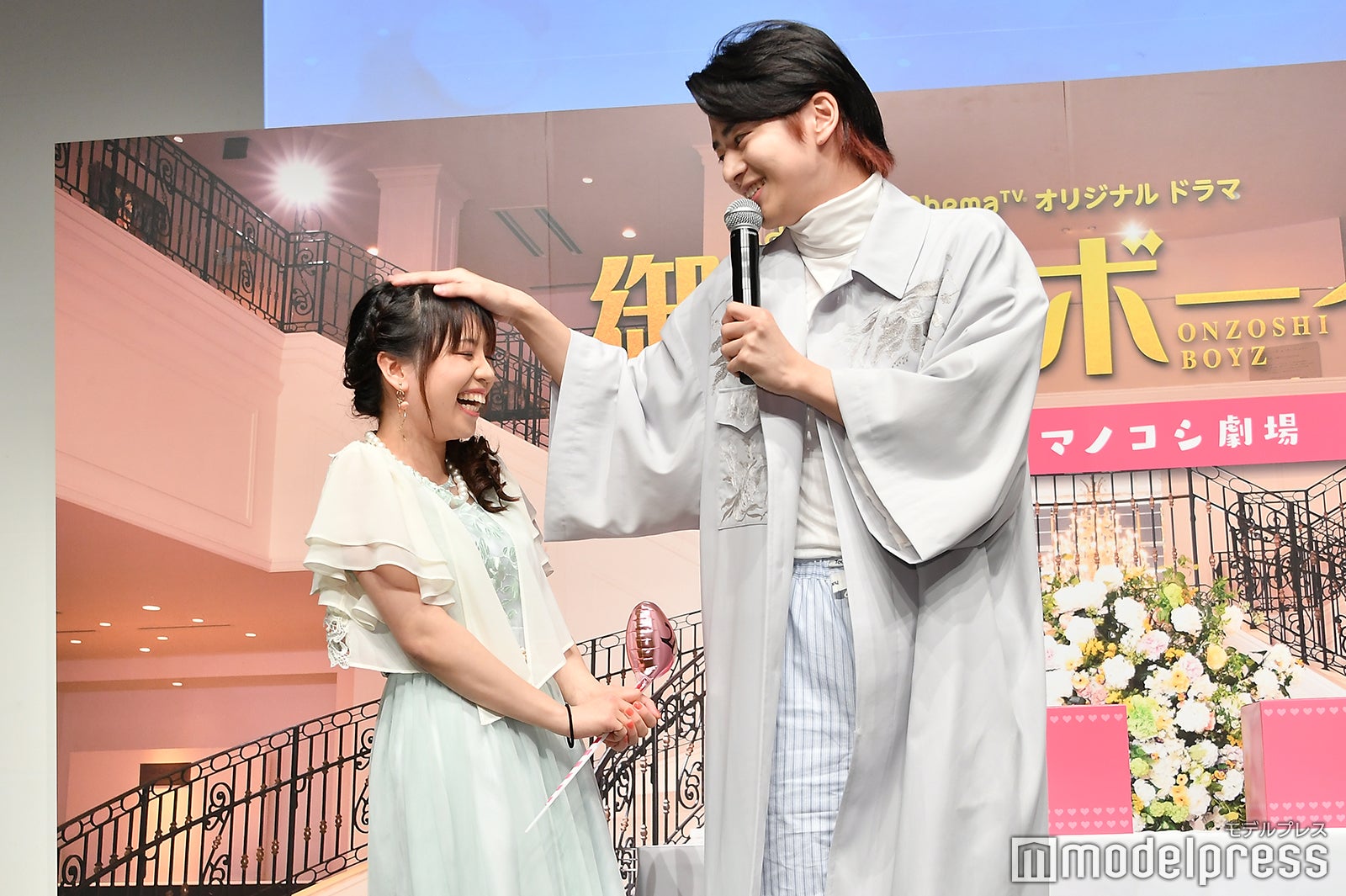 彼女に頭をポンポンする飯島寛騎（C）モデルプレス